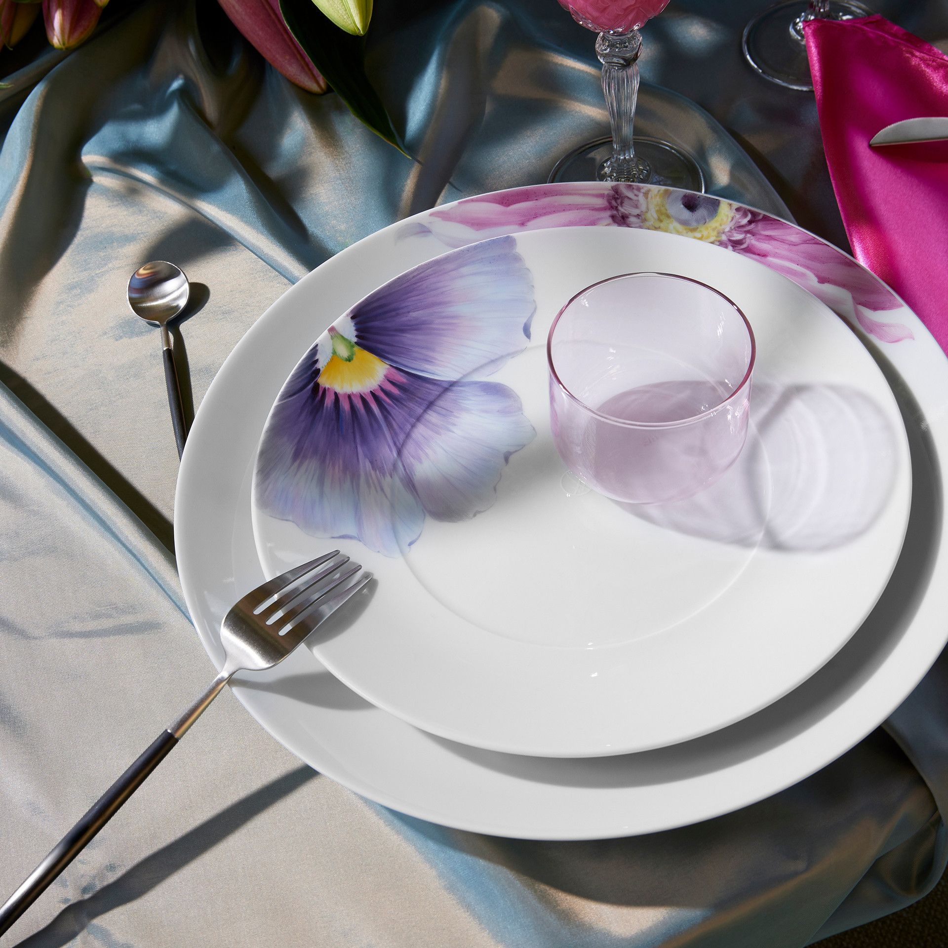 MEISSEN® COSMOPOLITAN GIANT BLOOM DINNER PLATE, PANSY