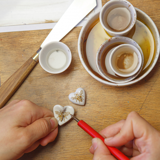 HEARTS CURVED HEART BEE