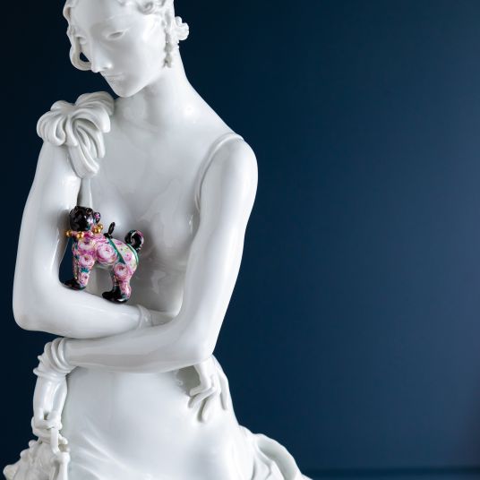 MEISSEN®-PUG BLACK WITH ROSE DECORATION