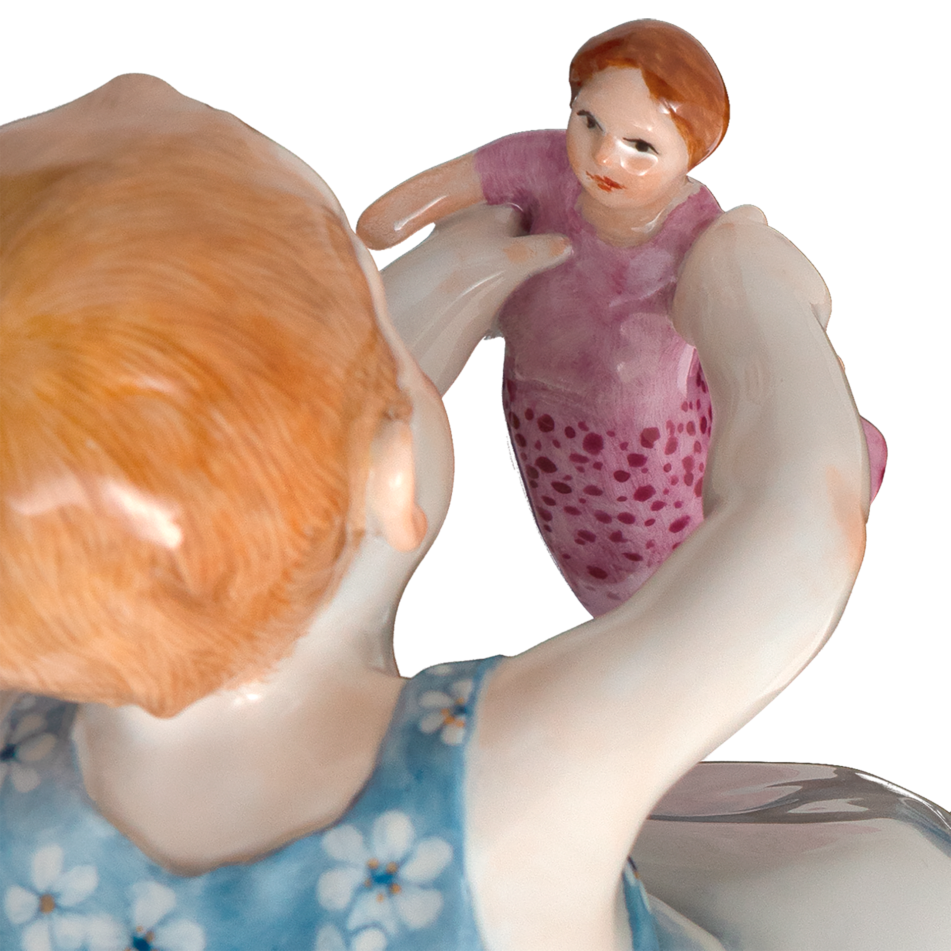 인형을 가지고 노는 아이(흰 꽃)